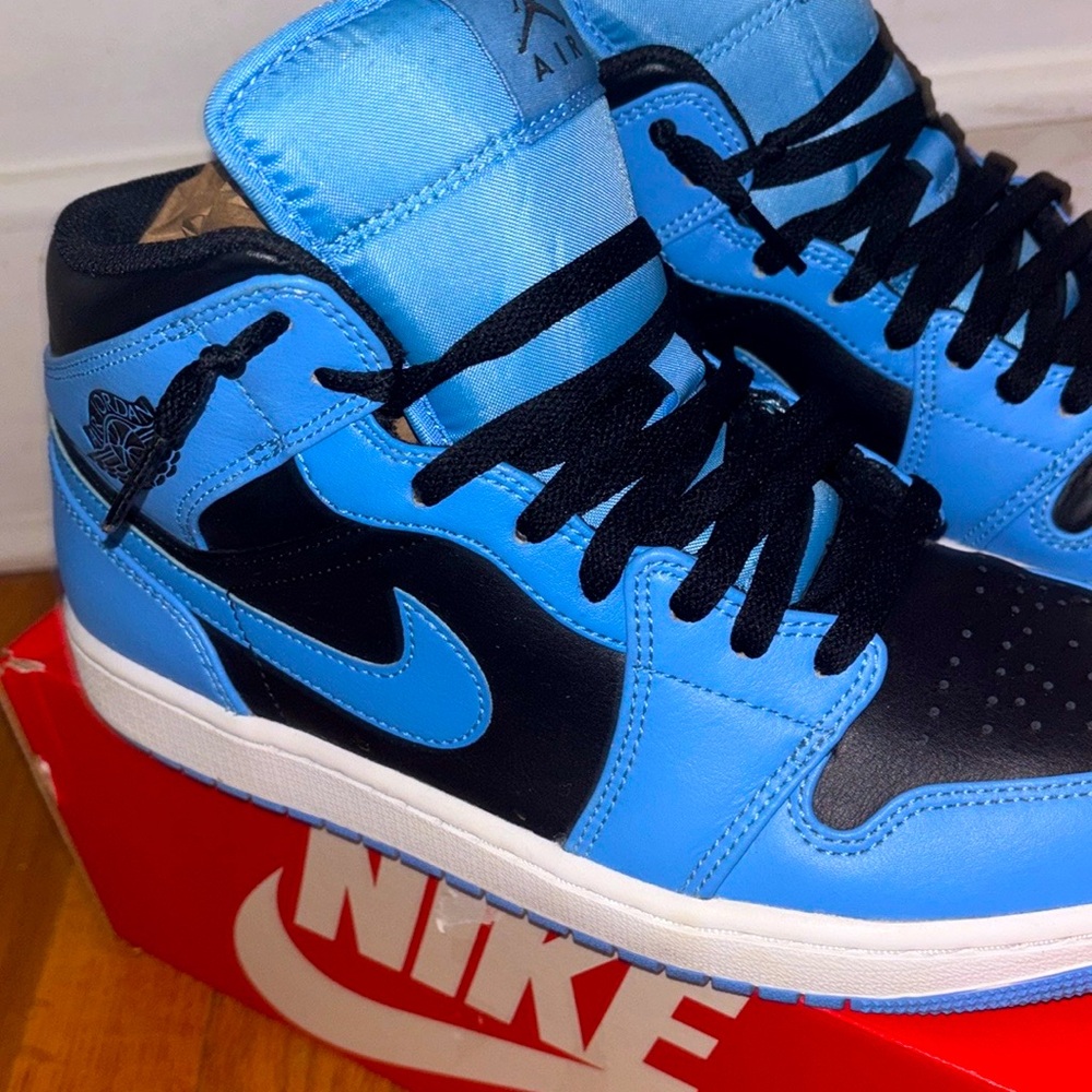Jordan 1 Mid 'University Blue Black Size 10 Men’s YBO